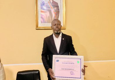 Lualaba : L’UJEC decerne un diplôme de mérite à Joseph Yambi Dipro de l’office des routes