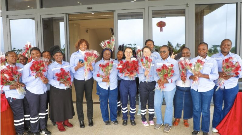 Des fleurs pour célébrer l’apport de la femme travailleuse de TFM