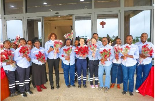 Des fleurs pour célébrer l’apport de la femme travailleuse de TFM Des fleurs pour célébrer l’apport de la femme travailleuse de TFM