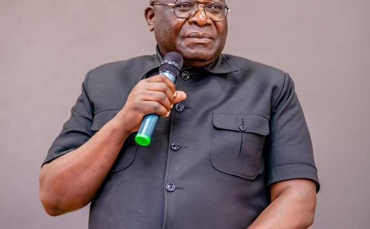 RDC : « Changer la Constitution, c’est refuser l’échec », affirme le Pr Yvon Muhongo, recteur de l’UNIKOL RDC : « Changer la Constitution, c’est refuser l’échec », affirme le Pr Yvon Muhongo, recteur de l’UNIKOL