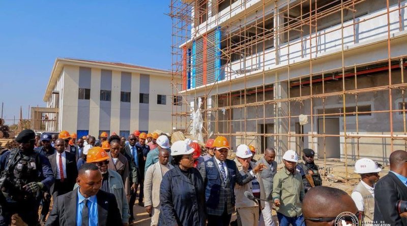 Lualaba : Guidée par le DP de l’INPP Franck Kassanda, Fifi Masuka visite le futur plus grand centre de formation professionnelle d’Afrique centrale Lualaba : Guidée par le DP de l’INPP Franck Kassanda, Fifi Masuka visite le futur plus grand centre de formation professionnelle d’Afrique centrale