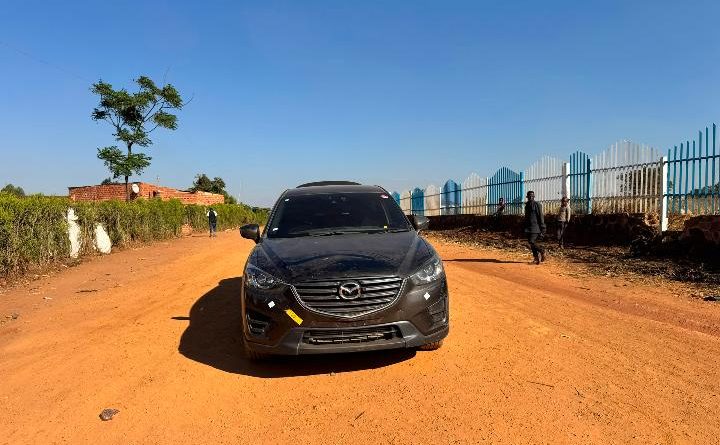Kolwezi : abandonné par les bandits, la Mazda CX-5 de Patient Mbayo retrouvé avec des chocs à Hewabora Kolwezi : abandonné par les bandits, la Mazda CX-5 de Patient Mbayo retrouvé avec des chocs à Hewabora
