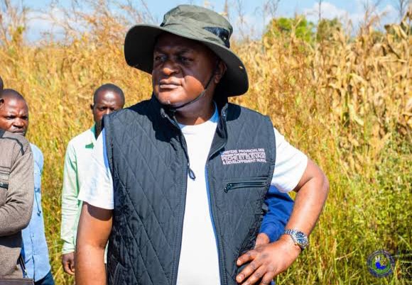 Lualaba : la Gouverneure Fifi Masuka remet 11 motos au ministre Mupataie pour renforcer la mobilité des inspecteurs du Développement rural Lualaba : la Gouverneure Fifi Masuka remet 11 motos au ministre Mupataie pour renforcer la mobilité des inspecteurs du Développement rural